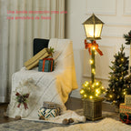 Una bonita decoración crea una rica atmósfera de fiesta: farol de Navidad LED junto a un sillón con regalos