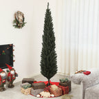 Abeto de Navidad estrecho en una esquina del salón junto a regalos y adornos