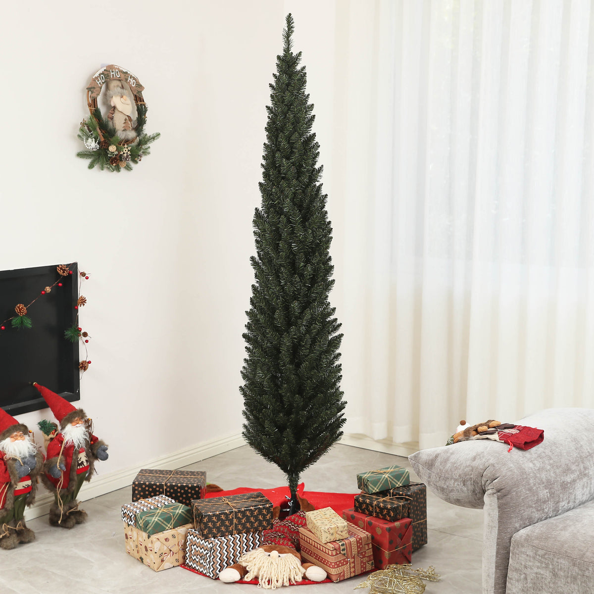 Abeto de Navidad estrecho en una esquina del salón junto a regalos y adornos