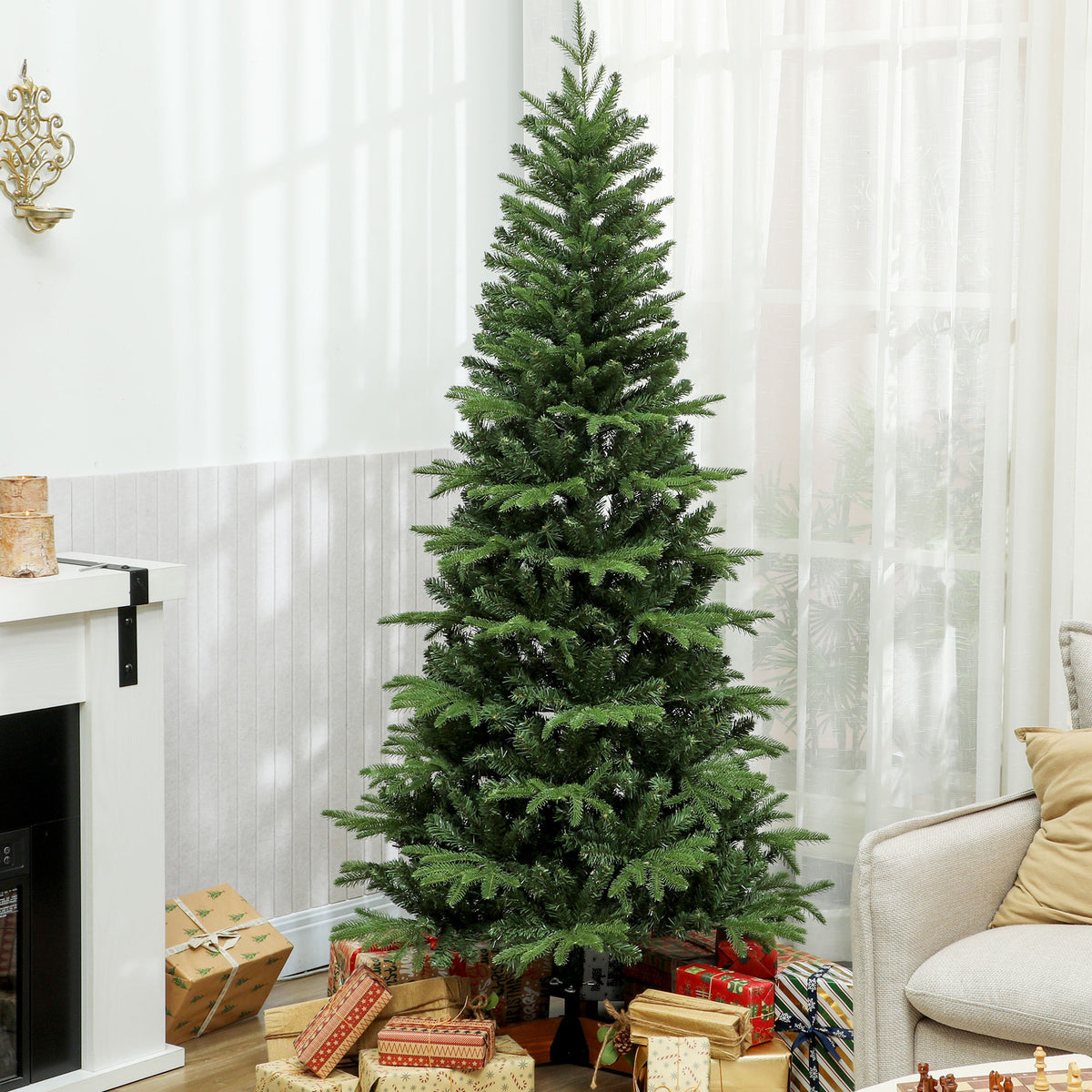 Árbol de Navidad de 180 cm junto a una chimenea blanca