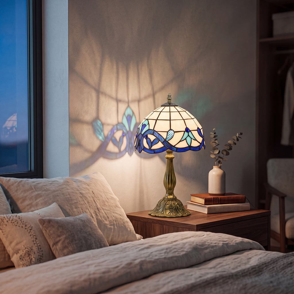 Lámpara Tiffany junto a un sofá