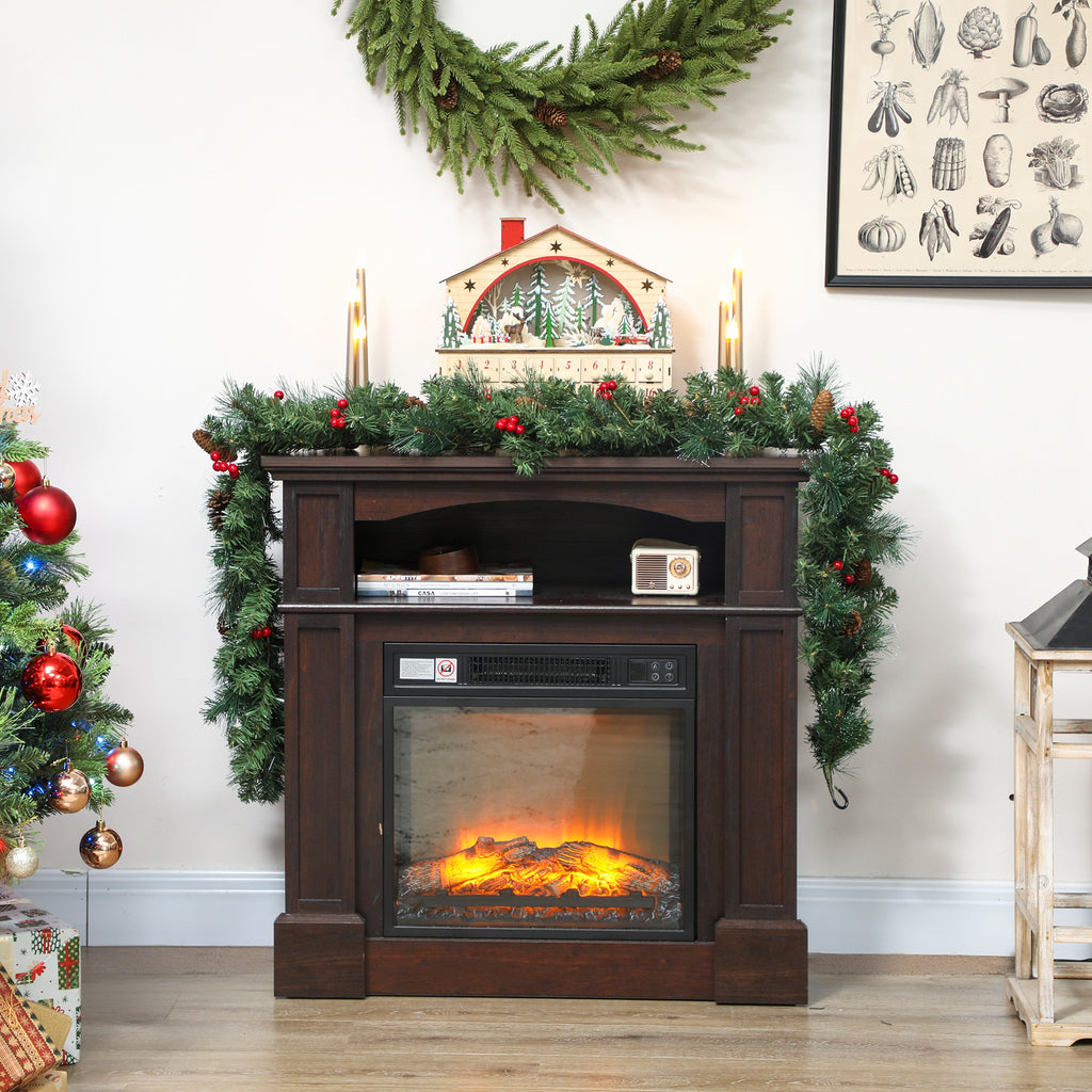 Guirnalda de Navidad de pino con bayas sobre una repisa junto a una chimenea