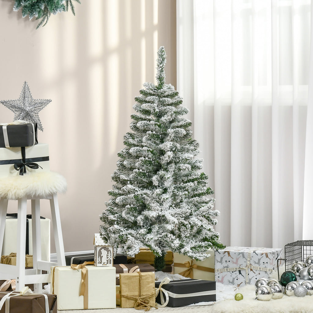 Árbol nevado de 120 cm junto a una ventana con regalos y adornos