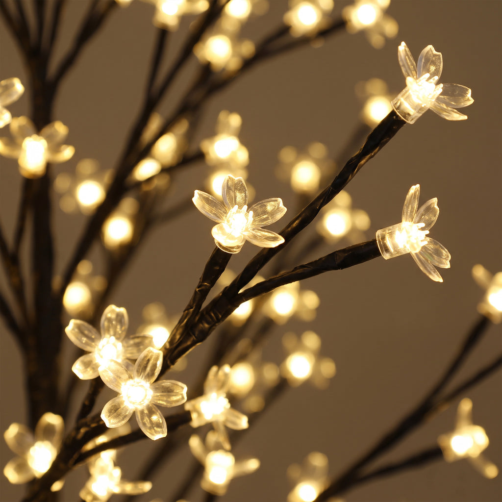 Detalle de las flores transparentes con LED de luz blanca cálida del árbol de cerezo