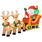 Papá Noel con trineo rojo y dorado tirado por dos renos hinchables, vista frontal sobre fondo blanco