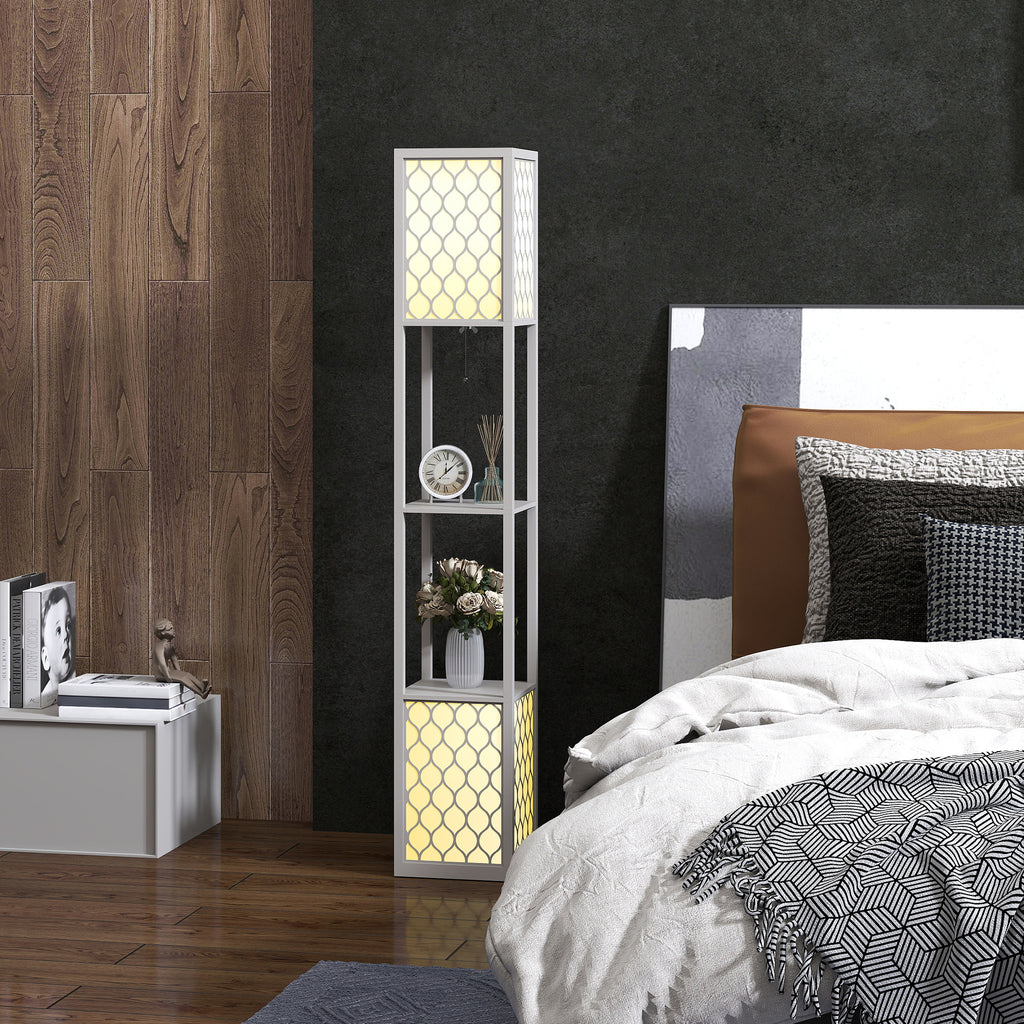 Lámpara de pie gris con estantes y objetos decorativos junto a una cama