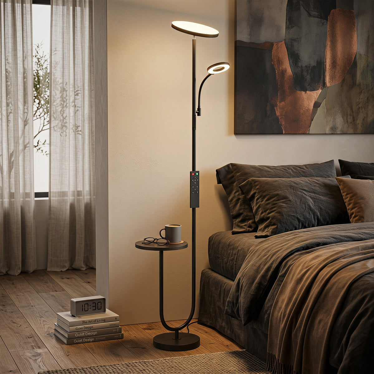 Lámpara de pie LED con luz de lectura junto a una cama con una taza y libros sobre la balda