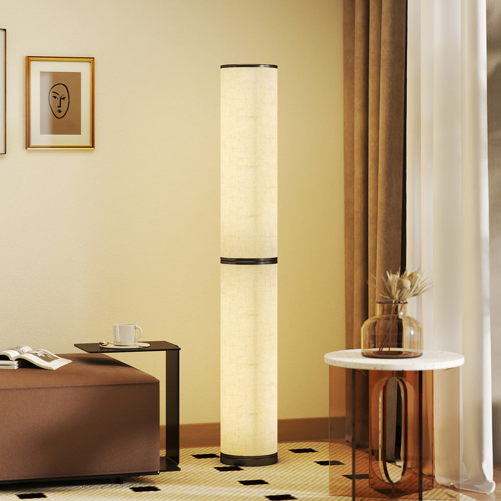 Lámpara de pie LED en columna encendida junto a un banco y una mesita en un salon