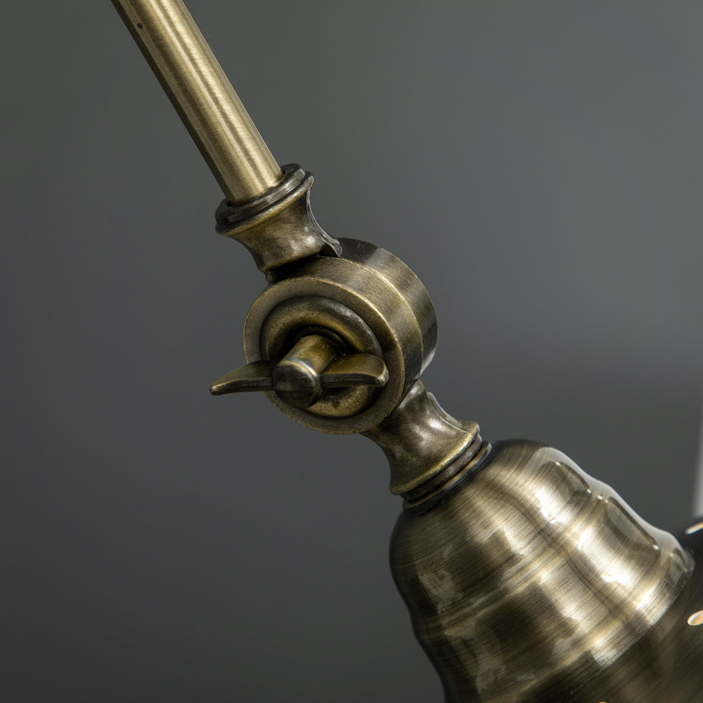 Detalle de la articulación de latón envejecido de la pantalla orientable