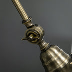 Detalle de la articulación de latón envejecido de la pantalla orientable