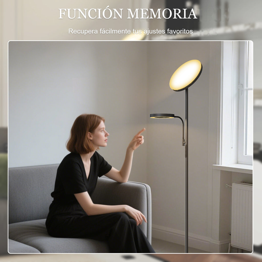 Mujer señalando la lámpara de pie LED que recuerda sus ajustes favoritos gracias a la función memoria