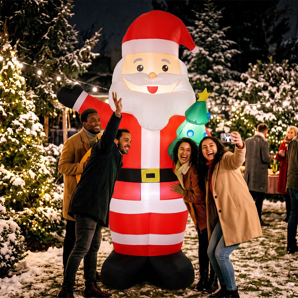 Papá Noel hinchable de 243 cm con luces LED junto a un grupo de amigos en un jardín nevado