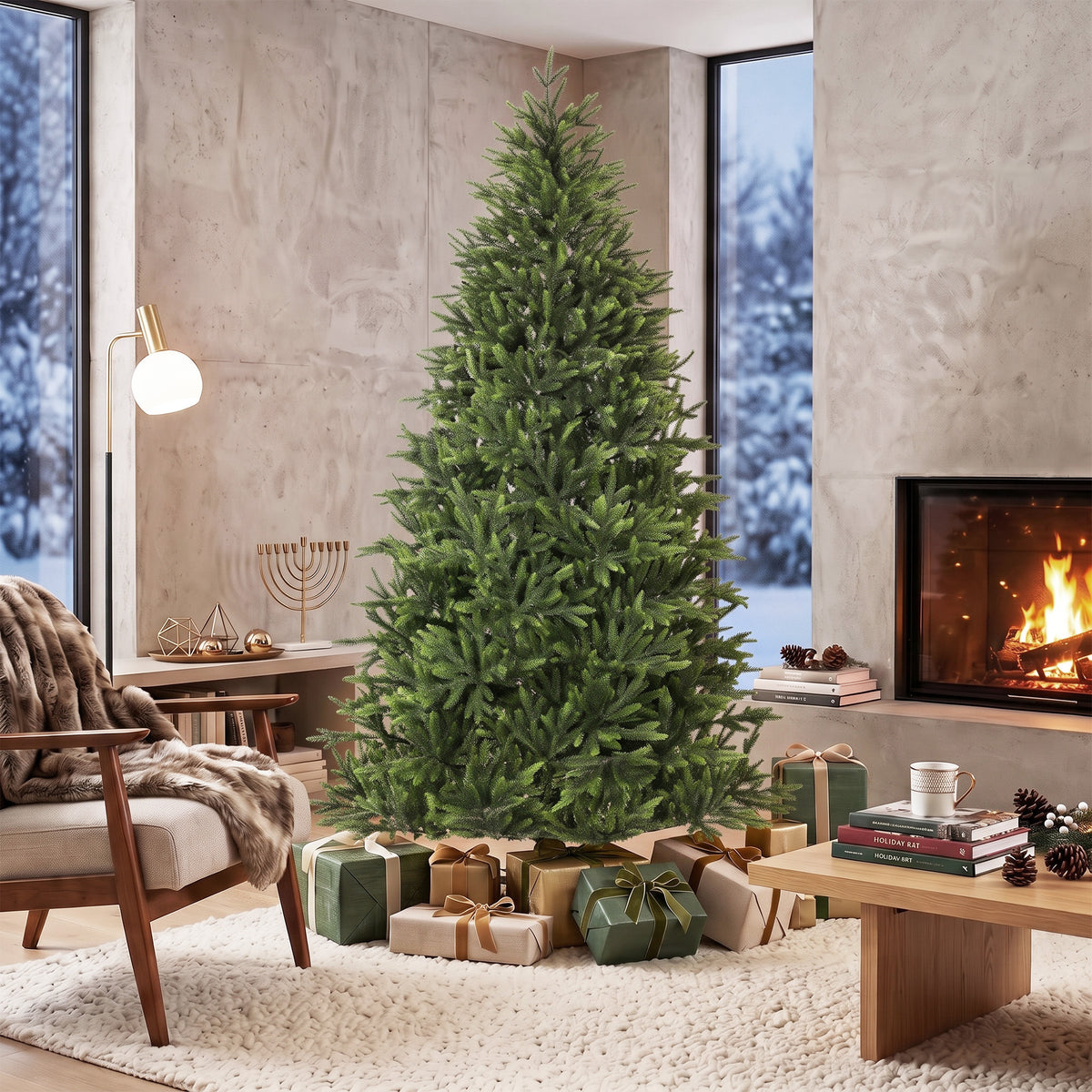 Árbol de Navidad junto a la chimenea del salón