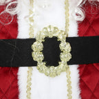 Detalle del cinturón negro con hebilla dorada y el traje acolchado del Papá Noel animado