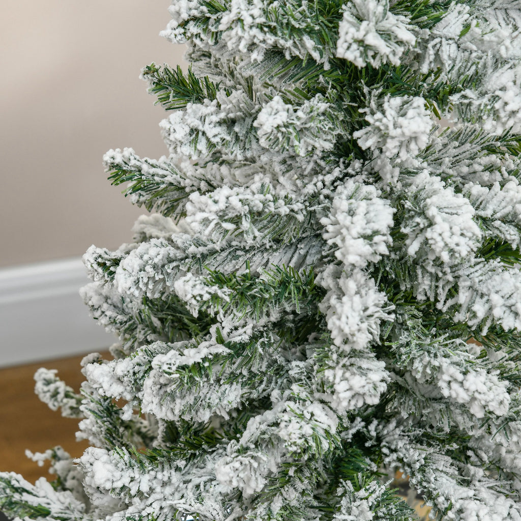 Detalle de las ramas cubiertas de nieve