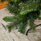 Detalle de las ramas del árbol y de la base metálica