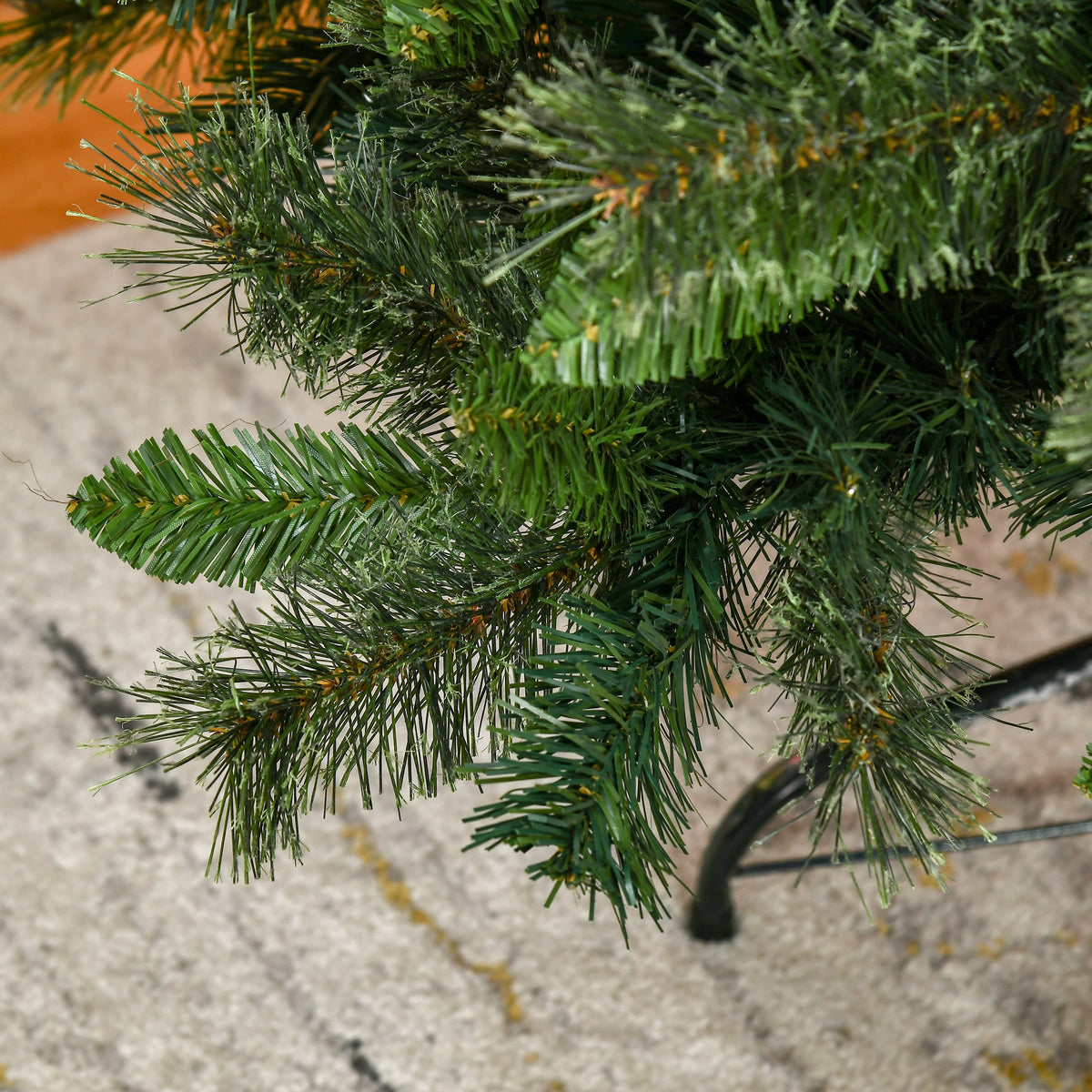 Detalle de las ramas del árbol y de la base metálica