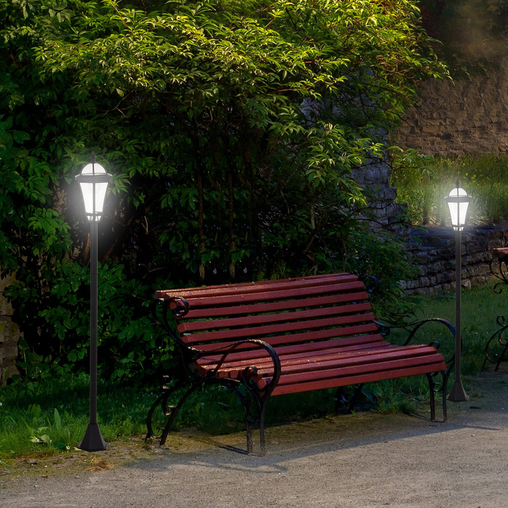 Farolas solares iluminando un camino de jardín