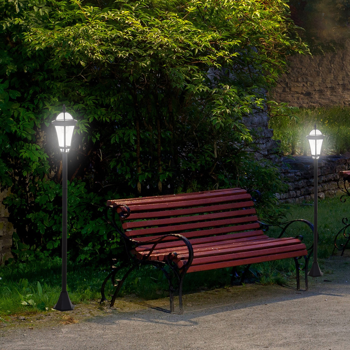 Farolas solares iluminando un camino de jardín