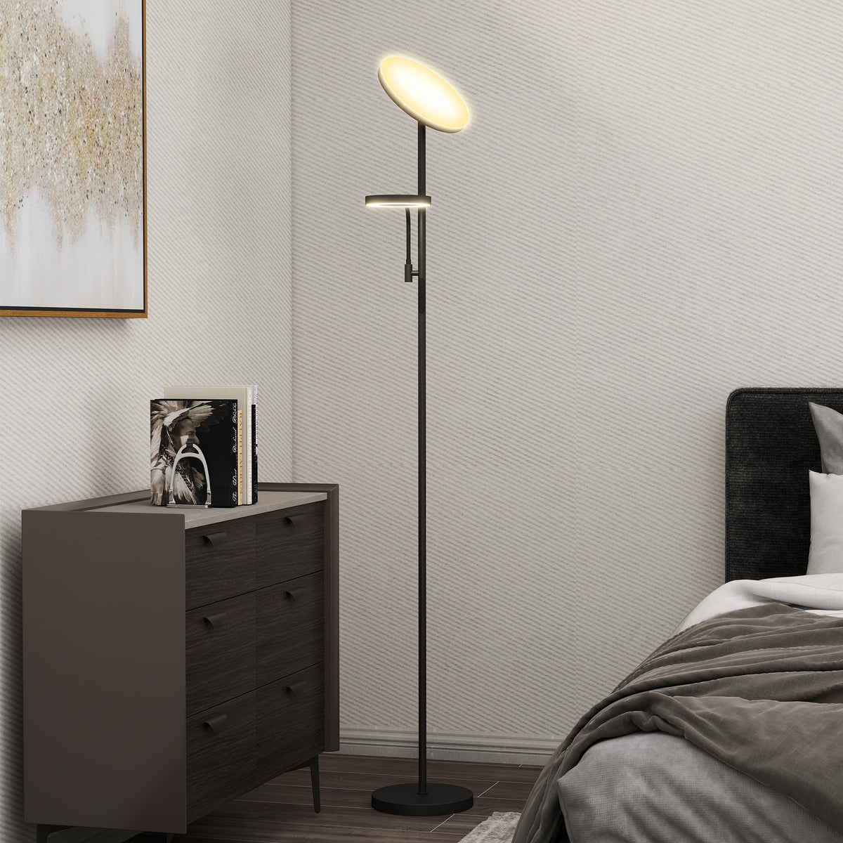 Lámpara de pie LED negra encendida junto a una cómoda y una cama en un dormitorio