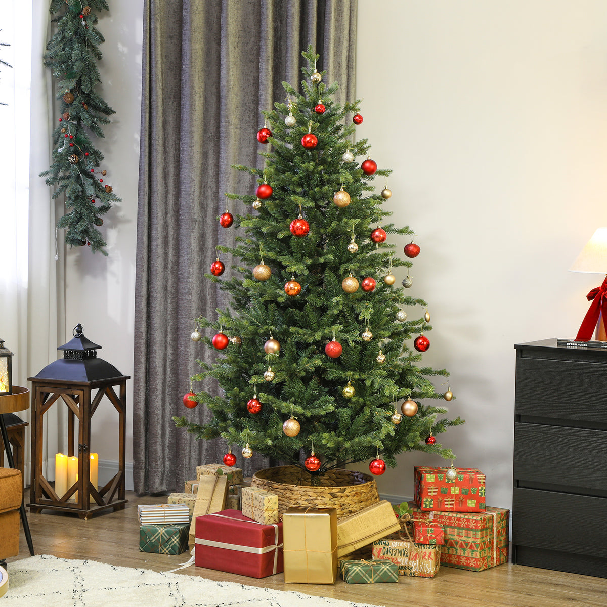 Abeto de Navidad realista de 180 cm decorado con bolas rojas y doradas junto a cortinas grises