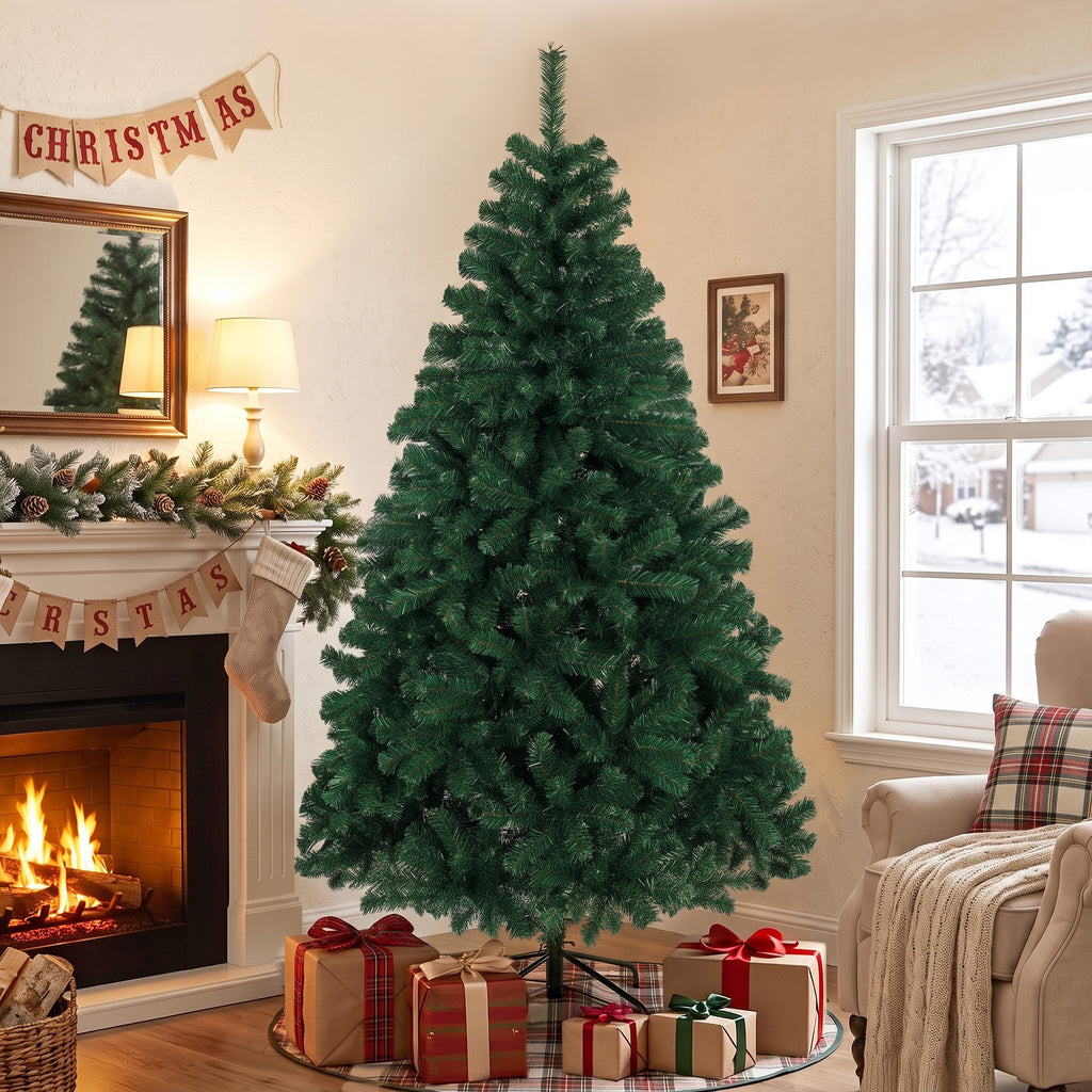 Abeto de Navidad artificial junto a una chimenea con adornos y una guirnalda