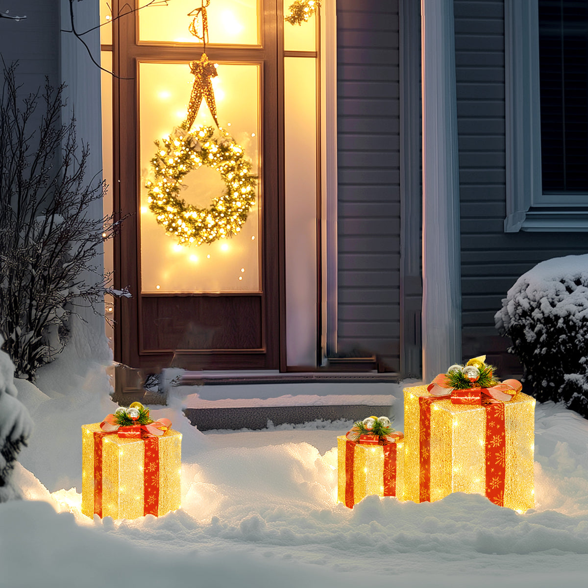Cajas de regalo luminosas junto a la puerta de una casa con una corona navideña y nieve