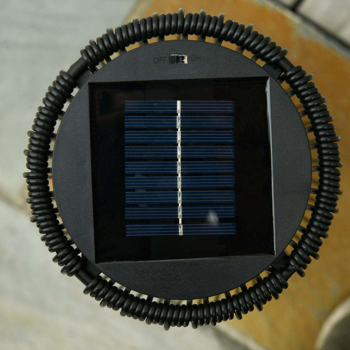 Lámpara solar de ratán en un jardín