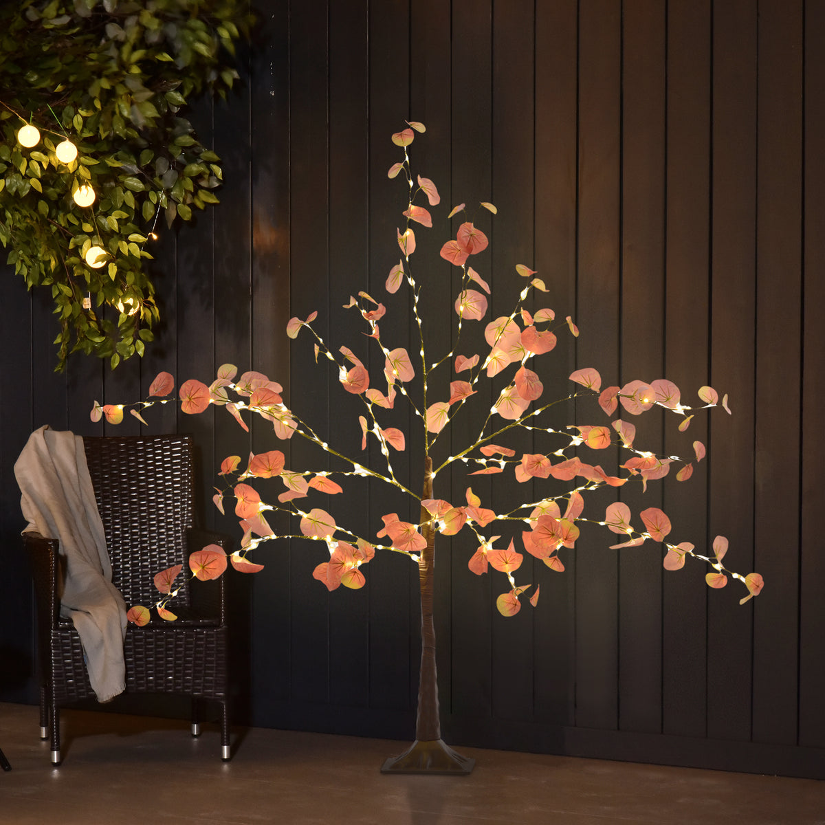 Árbol luminoso de otoño iluminado en un jardín