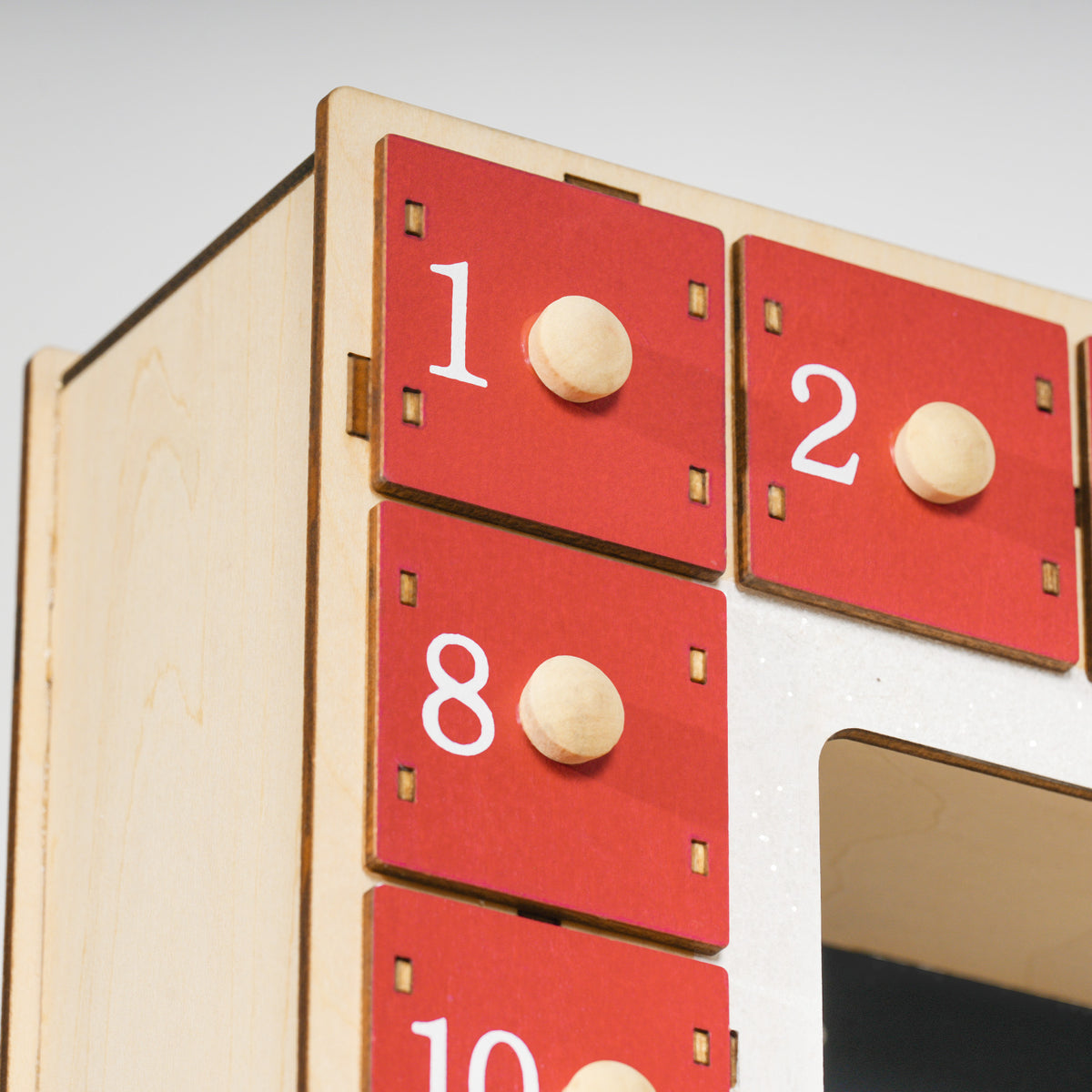 Detalle de los cajones numerados rojos con tirador de madera del calendario de Adviento