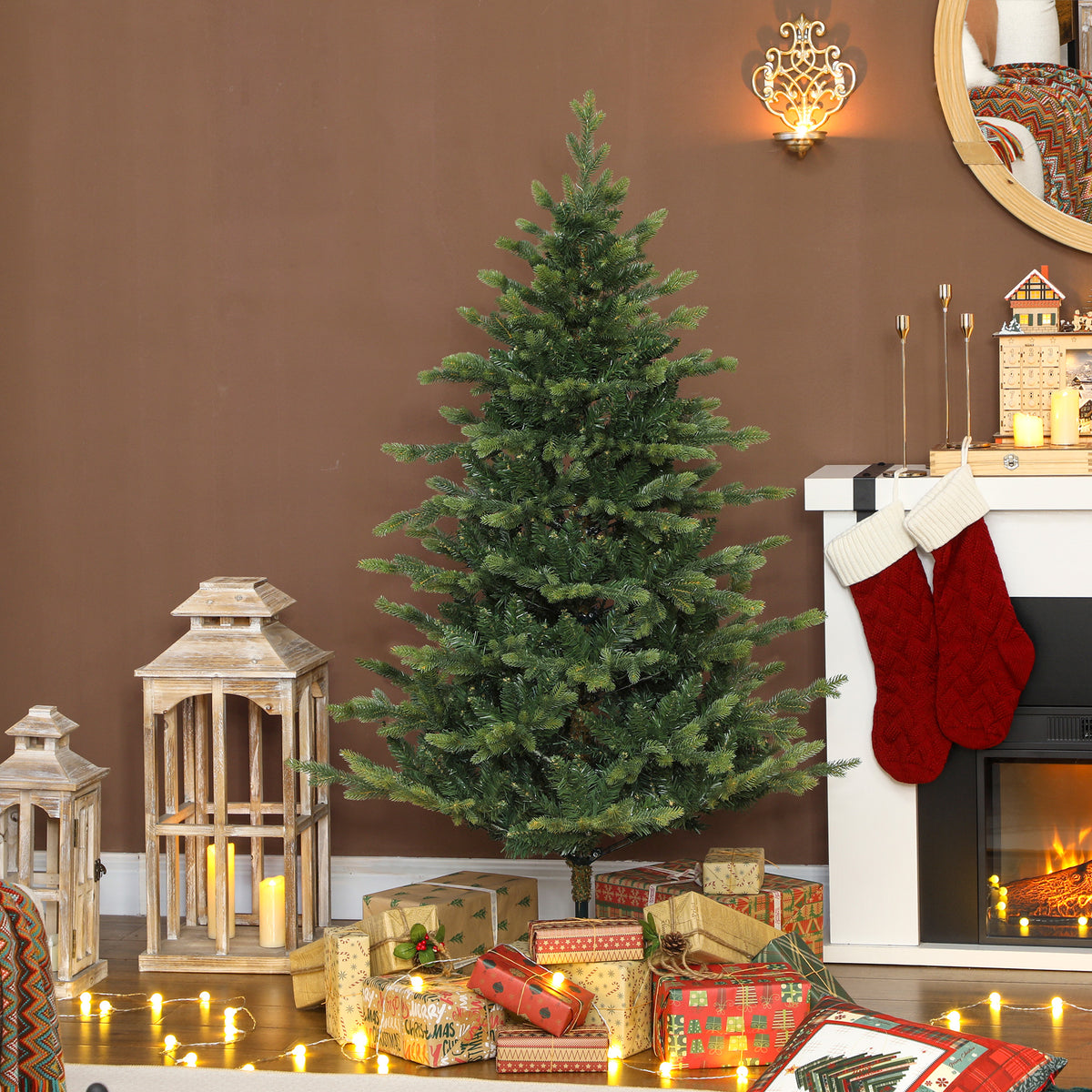 Abeto de Navidad realista junto a una chimenea con calcetines y linternas decorativas