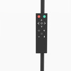 Mando a distancia magnético colocado en el mástil de la lámpara de pie LED con sus botones de control
