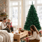Abeto de Navidad artificial en un salón con chimenea y cajas de regalo