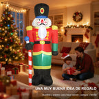 Soldado cascanueces hinchable como idea de regalo, junto a un árbol y regalos en un salón