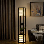 Lámpara de pie negra encendida con pantallas de panal junto a un sillón en un salón