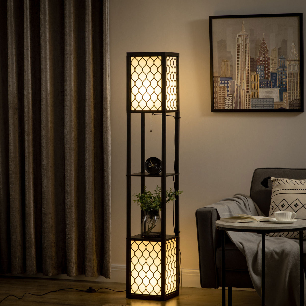Lámpara de pie negra encendida con pantallas de panal junto a un sillón en un salón