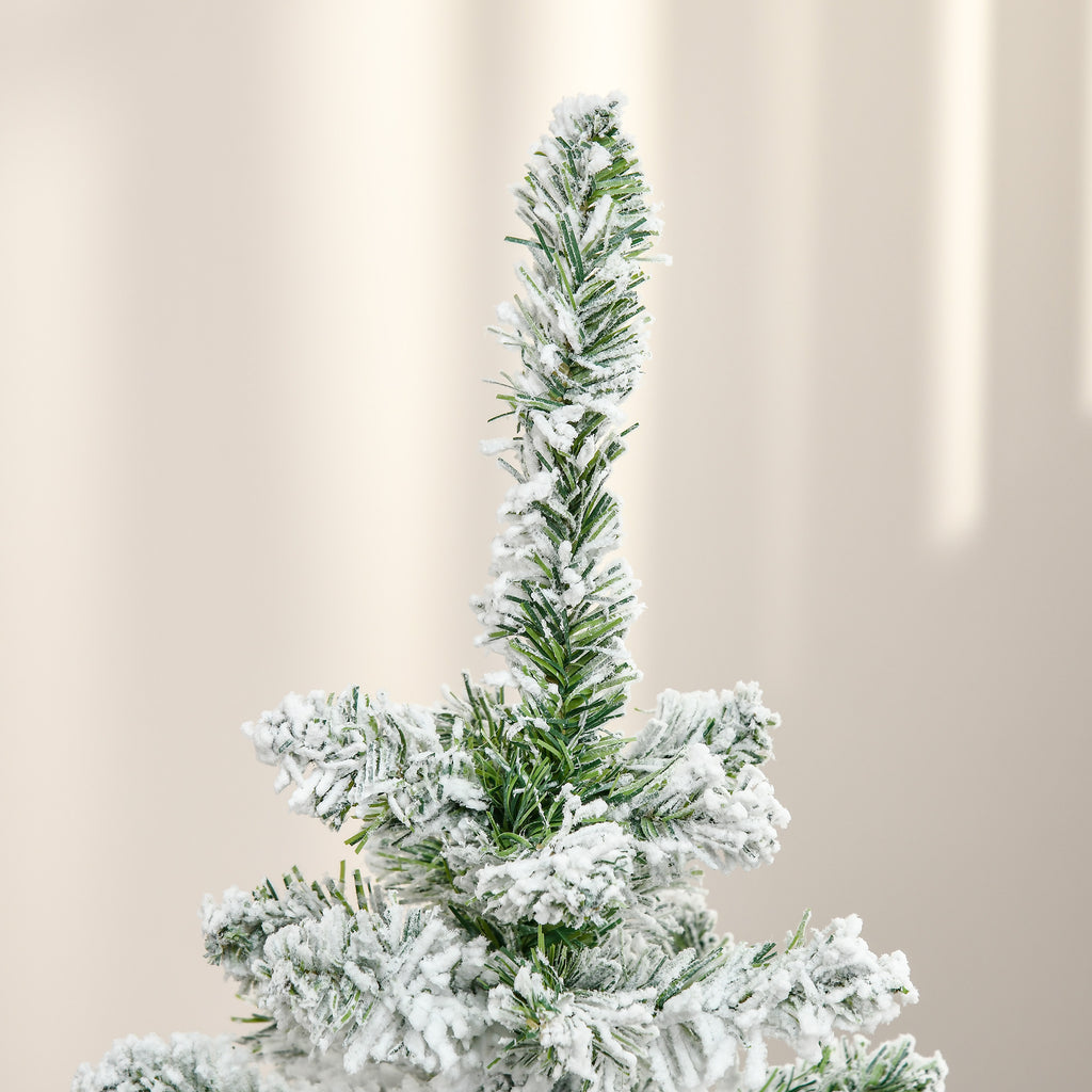 Parte superior del árbol nevado