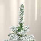 Parte superior del árbol nevado