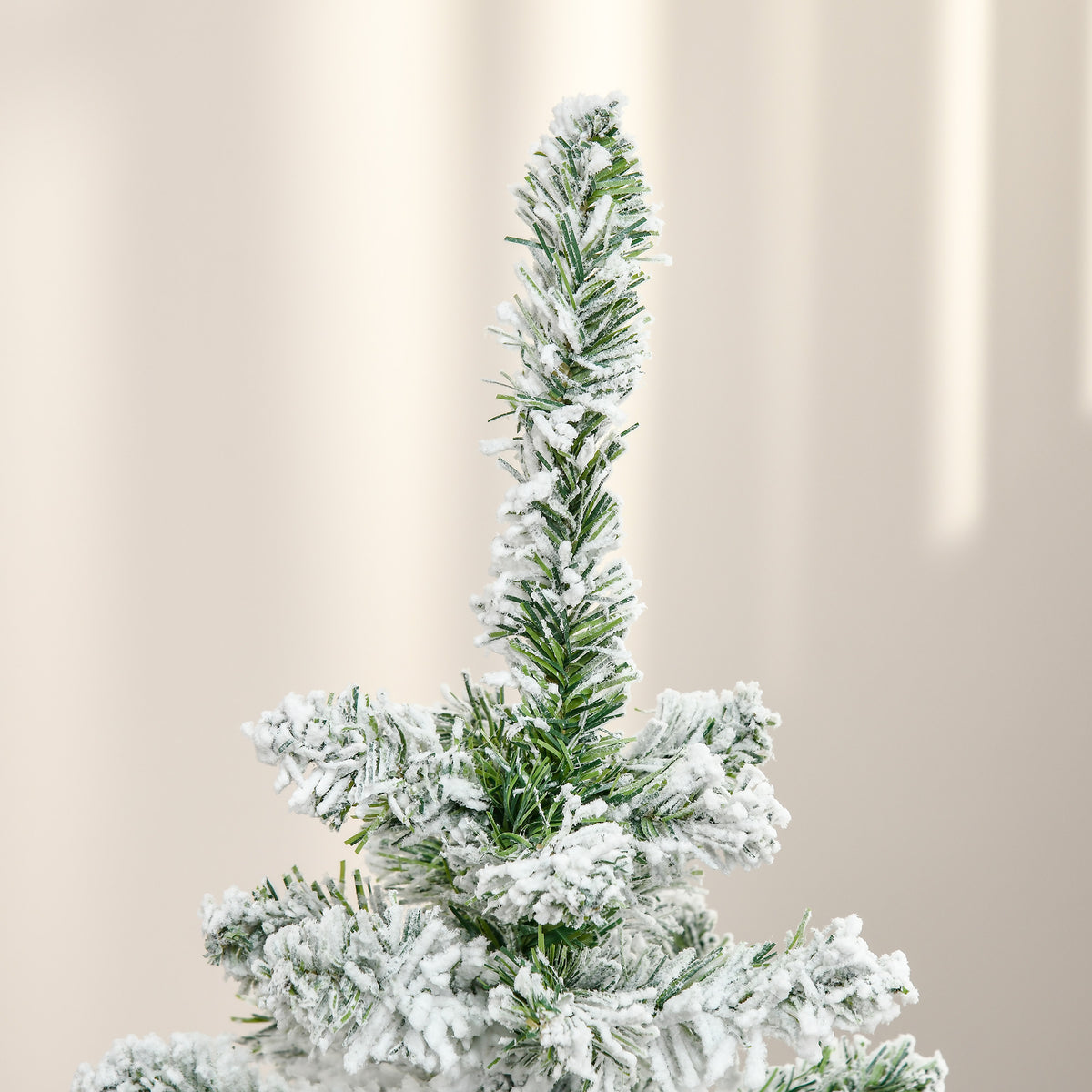 Parte superior del árbol nevado