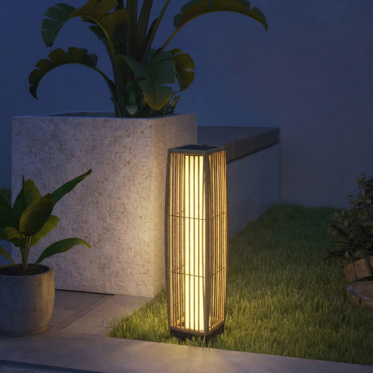 Linterna solar de ratán en un jardín