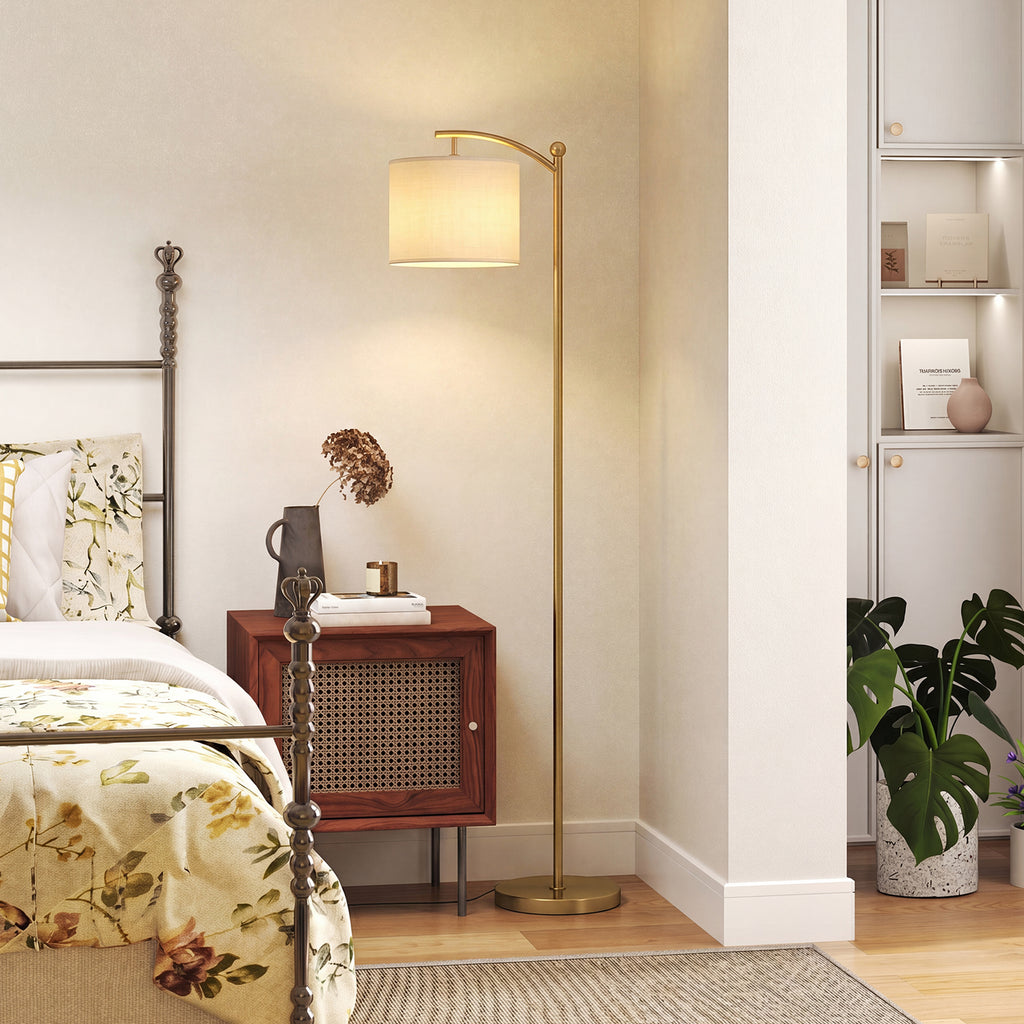 Lámpara de pie dorada en un dormitorio