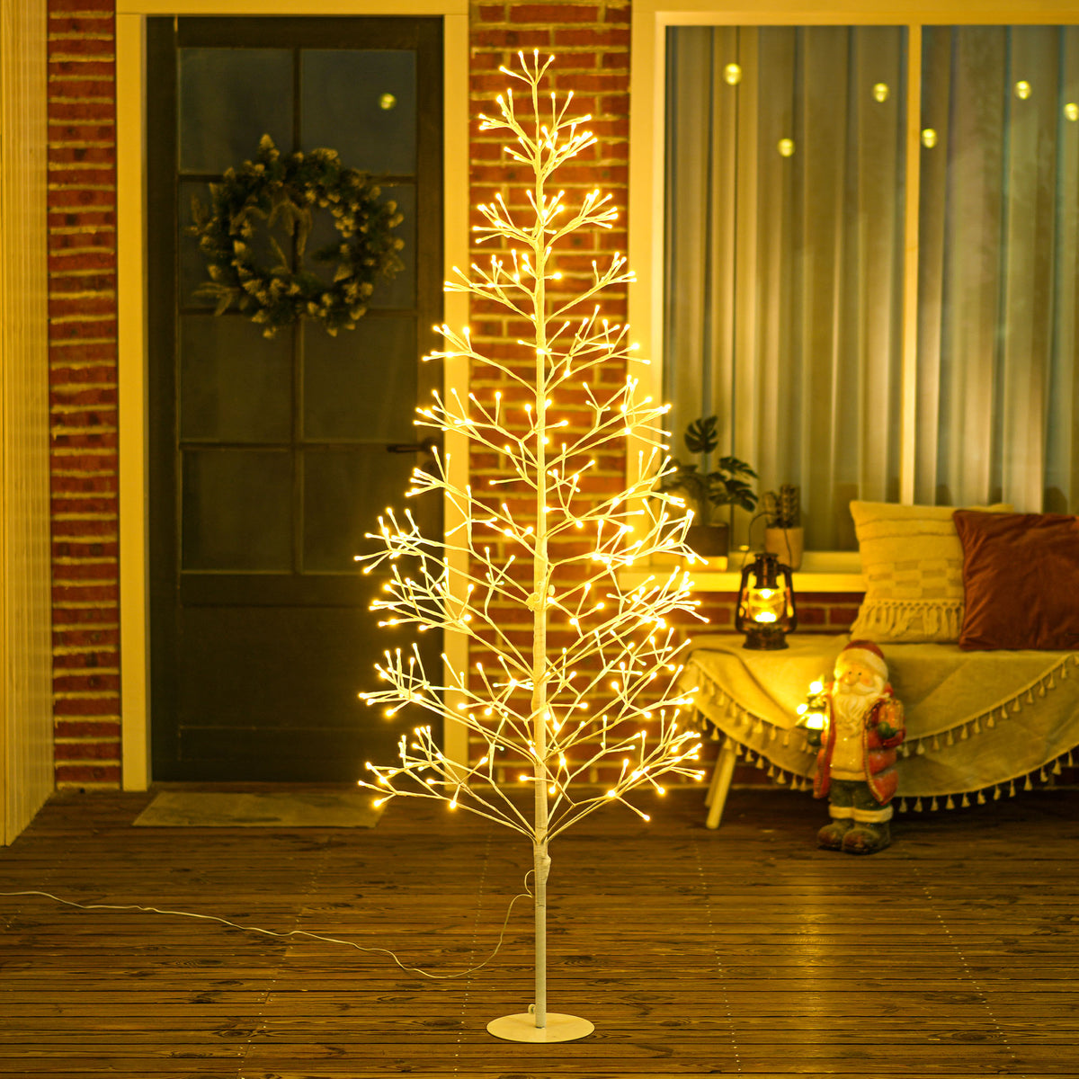 Árbol de Navidad iluminado en una entrada