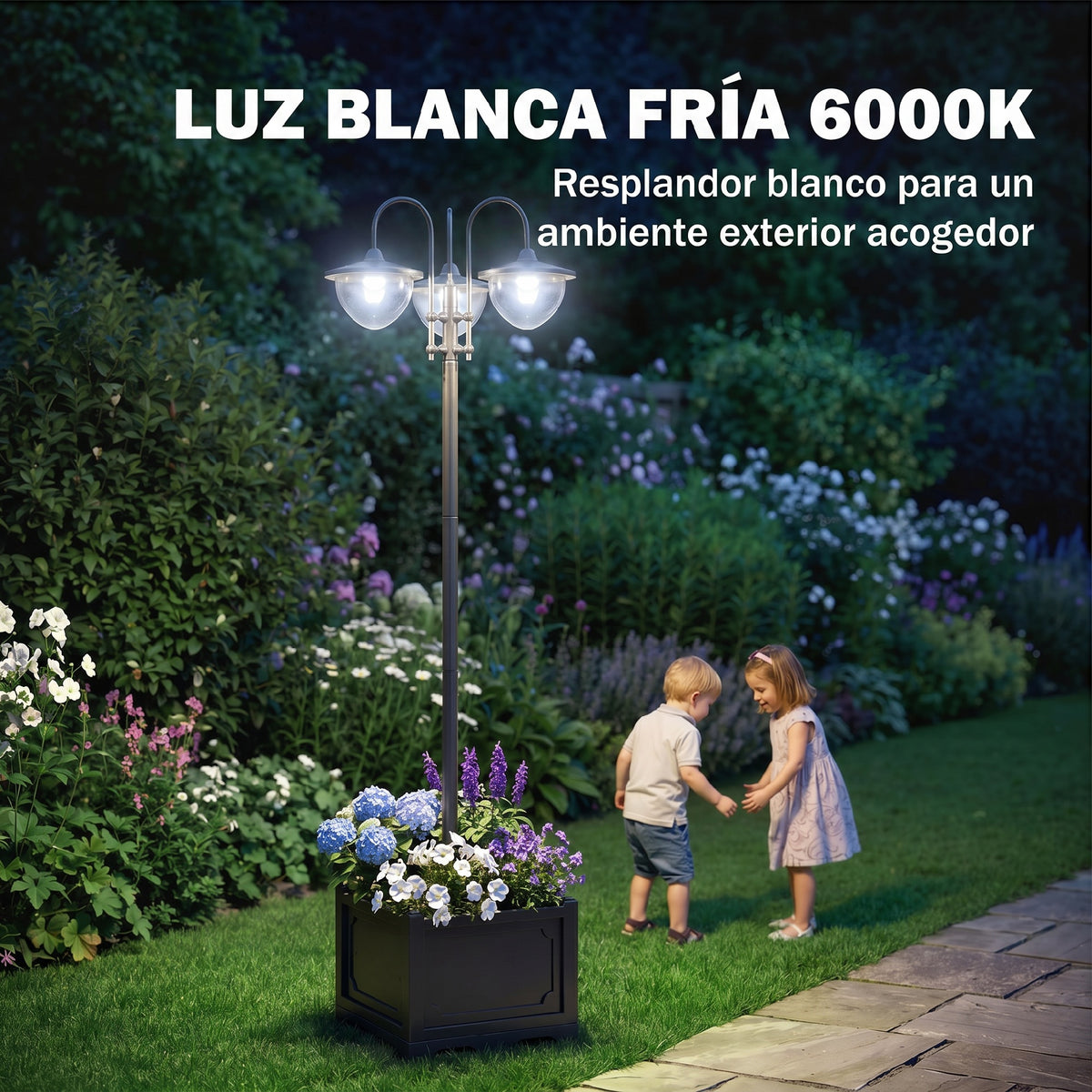 Luz blanca fría de 6000 K en un camino de jardín