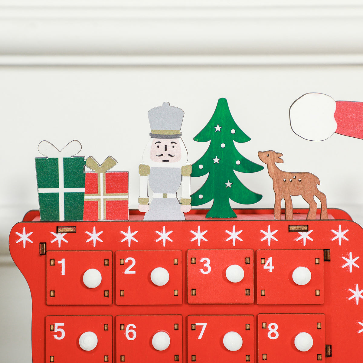 Detalle del cascanueces, el árbol, el reno y los regalos sobre el calendario de Adviento