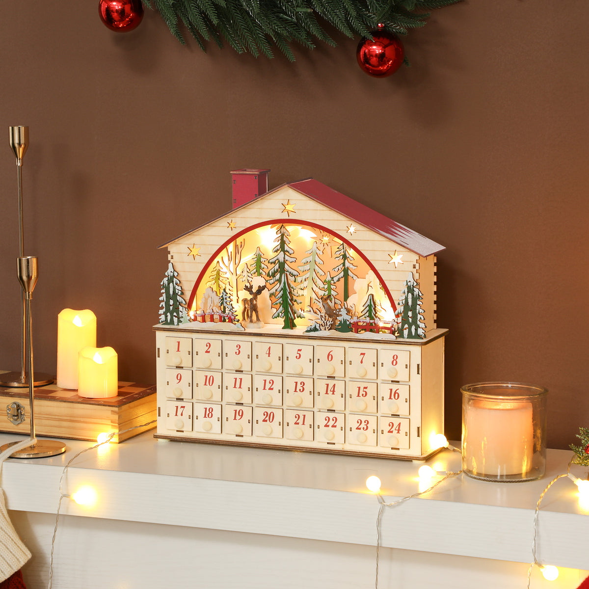 Calendario de Adviento iluminado sobre una repisa junto a velas encendidas