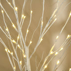 Detalle de las ramas del árbol de abedul con luces LED de luz cálida