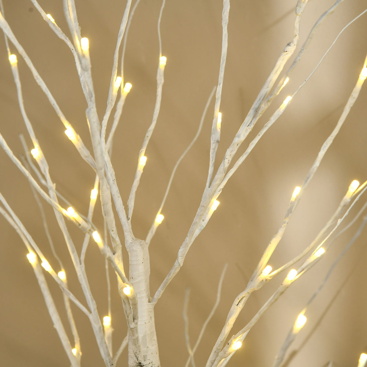 Detalle de las ramas del árbol de abedul con luces LED de luz cálida