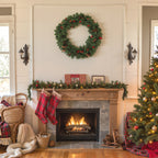 Guirnalda de Navidad y corona de pino sobre una chimenea decorada con calcetines navideños