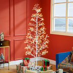 Árbol de Navidad blanco iluminado en un salón